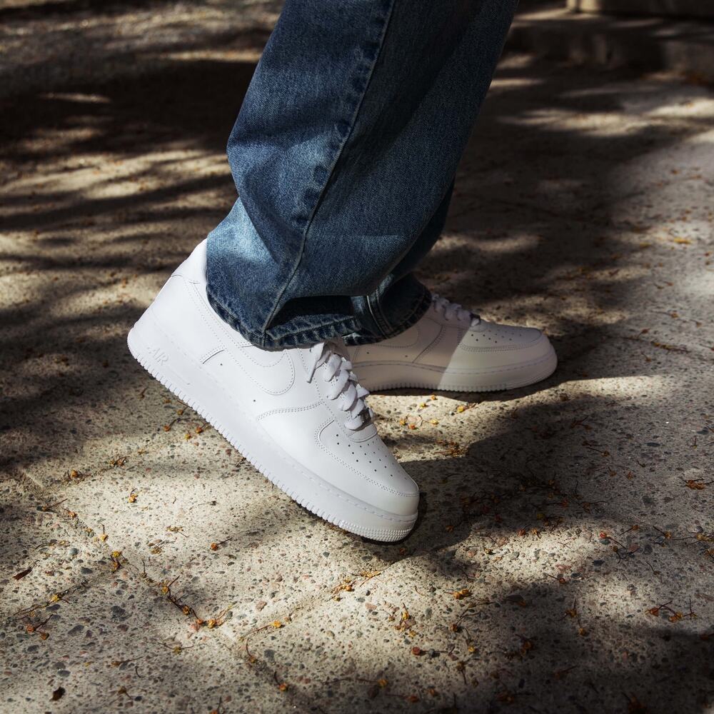 Nike Men's 11.5 White Air Force 1 '07 Low Top Leather Sneakers Streetwear R5-27